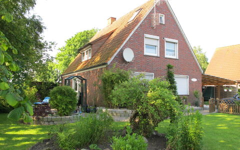 Haus am See: Plant, Sky, Property, Window, Building, Tree, House, Land Lot, Grass, Cottage