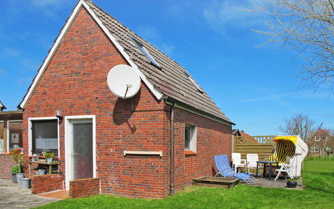 Osterkamp: Sky, Building, Cloud, Plant, Window, Wood, House, Land Lot, Cottage, Tree
