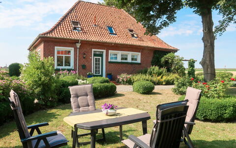 Huuske am Polder: Property, House, Home, Building, Real Estate, Yard, Cottage, Garden, Roof, Backyard