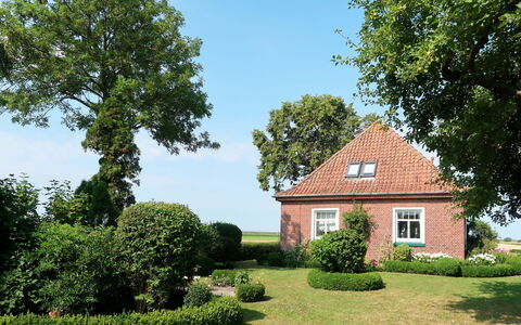 Huuske am Polder: Property, House, Home, Estate, Cottage, Building, Tree, Real Estate, Farmhouse, Shrub