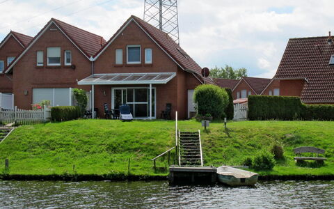 Kleine Möwe: Home, Property, House, Water, Waterway, Canal, Real Estate, Building, River, Cottage