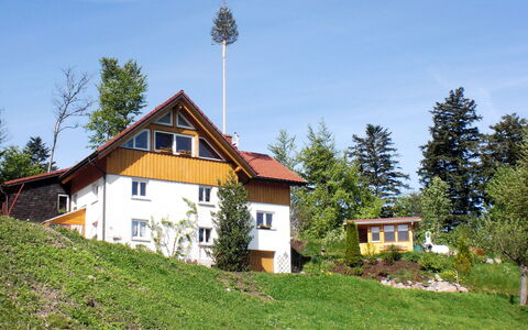 Mühlenmichelshäusle: Sky, Plant, Building, Property, Window, House, Tree, Land Lot, Slope, Cottage