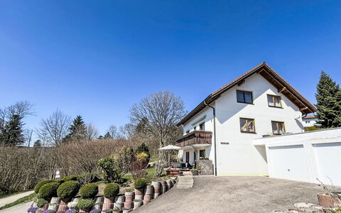 Alpenblick: Building, Window, House, Home, Residential Area, Cottage, Architecture, Roof, Driveway, Estate