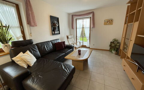 Janik: Couch, Property, Furniture, Picture Frame, Plant, Wood, Houseplant, Lighting, Interior Design, Shade