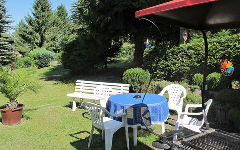 Steinbach-Hallenberg 609: Property, Backyard, Patio, Yard, Tree, Outdoor Table, Grass, House, Table, Garden