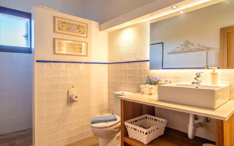 Marinassa: Plumbing Fixture, Property, Mirror, Tap, Sink, Building, Bathroom Cabinet, Interior Design, Wood, Bathroom