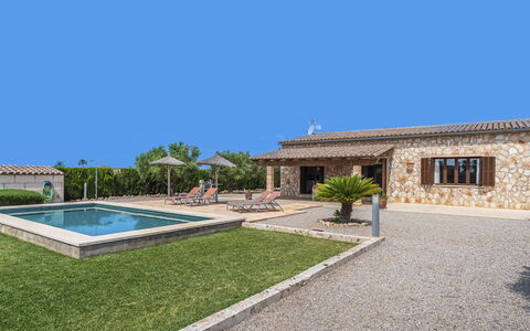Marinassa: Plant, Sky, Water, Window, Building, Swimming Pool, Grass, Residential Area, Landscape, Leisure