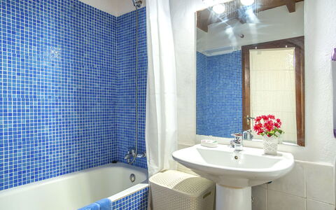 Es Puig Mancor: Mirror, Tap, Plumbing Fixture, Sink, Property, Blue, Purple, Azure, Bathroom, Building