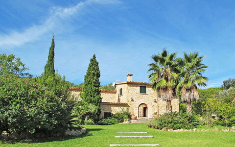 Can Segue: Property, Estate, House, Tree, Building, Sky, Grass, Garden, Real Estate, Home