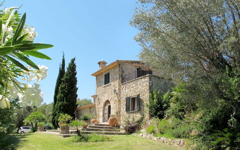 Can Segue: Property, House, Estate, Building, Real Estate, Tree, Home, Botany, Villa, Architecture