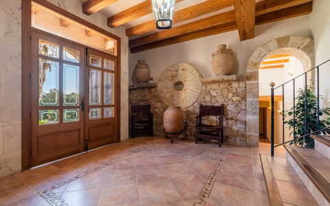 Can Segue: Plant, Wood, Interior Design, Floor, Flooring, Hall, Living Room, Beam, Real Estate, Ceiling