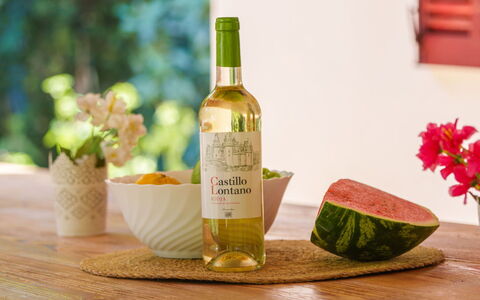 Ullastro Pollença: Bottle, Plant, Food, Flower, Wood, Tableware, Table, Glass Bottle, Ingredient