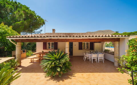 Ullastro Pollença: Plant, Sky, Building, Window, Door, Shade, Tree, House, Land Lot, Interior Design