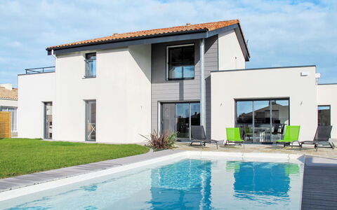 Les Epinettes: Water, Cloud, Sky, Property, Plant, Swimming Pool, Azure, Blue, Shade, Window