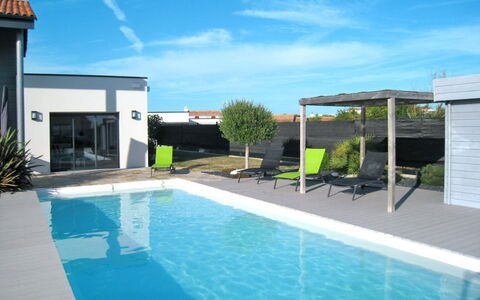 Les Epinettes: Swimming Pool, Property, House, Real Estate, Building, Home, Leisure, Architecture, Residential Area, Design