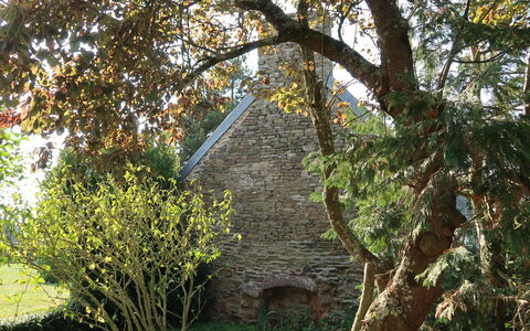 La Longère: Plant, Plant Community, Natural Landscape, Twig, Trunk, Building, Shade, House, Tree, Terrestrial Plant