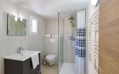 Stella di Mare: Mirror, Plumbing Fixture, Sink, Bathroom, Tap, Shower, Shower Head, House, Flooring