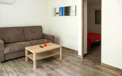 A Suara 615.1: Room, Floor, Property, Furniture, Interior Design, Living Room, Building, Laminate Flooring, Flooring, House