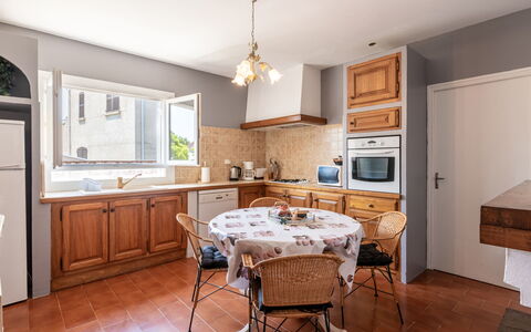 Casella: Brown, Table, Cabinetry, Countertop, Property, Furniture, Sink, Wood, Kitchen, Window