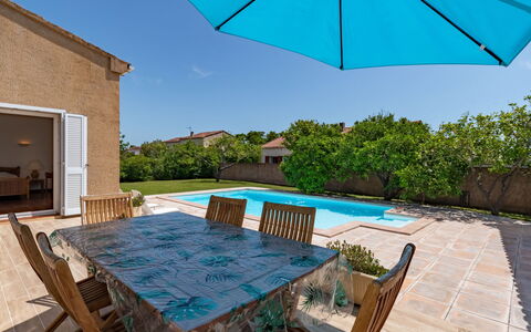 Casella: Sky, Water, Property, Plant, Building, Green, Azure, Nature, Shade, Swimming Pool