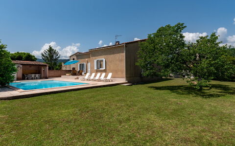 Casella: Sky, Cloud, Plant, Building, Tree, Swimming Pool, Shade, Land Lot, Grass, Natural Landscape