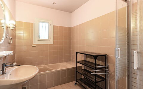 Casella: Mirror, Plumbing Fixture, Property, Sink, Tap, Building, Bathroom Sink, Bathroom, Wood