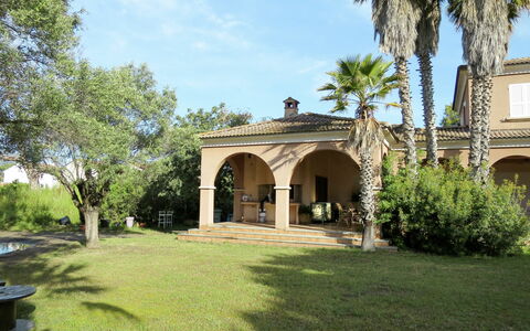 Les Chênes: Property, House, Estate, Home, Building, Real Estate, Hacienda, Architecture, Tree, Lawn