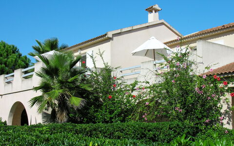 Les Chênes: Property, Vegetation, House, Residential Area, Building, Real Estate, Architecture, Home, Rural Area, Tree