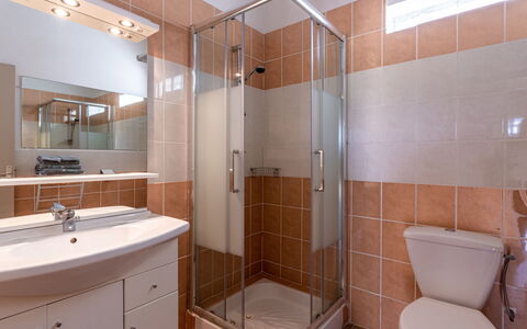 San Antoine: Brown, Mirror, Plumbing Fixture, Property, Sink, Tap, Bathroom Cabinet, Building, Bathroom