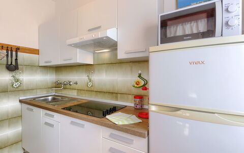 Elvi: Cabinetry, Countertop, Building, Property, Kitchen Sink, Kitchen, Kitchen Appliance, Kitchen Stove, Sink, Home Appliance