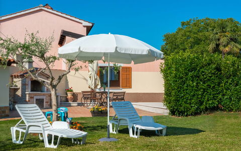 Medica: Plant, Sky, Furniture, Plant Community, Umbrella, Azure, Building, Shade, Outdoor Furniture, Tree
