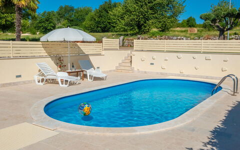 Medica: Swimming Pool, Property, Leisure, Water, Sunlounger, Real Estate, Vacation, House, Backyard, Leisure Centre