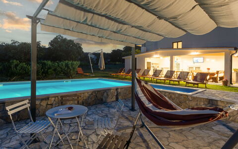 Villa Emanuela: Sky, Cloud, Plant, Flower, Ecoregion, Natural Landscape, Tree, Land Lot, Agriculture, Plain