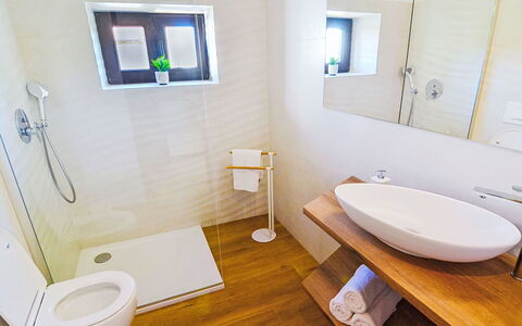 Sara: Bathroom, Flooring, Plumbing Fixture, Floor, Bathroom Sink, Wood, Interior Design, Sink, Tap, Plumbing