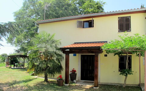 Sara: Property, House, Building, Home, Real Estate, Rural Area, Neighbourhood, Tree, Room, Architecture