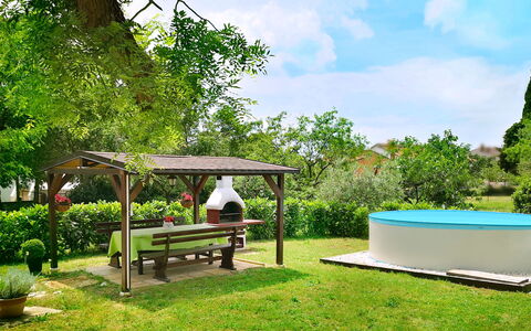 Sara: Nature, Property, House, Grass, Sky, Backyard, Tree, Real Estate, Botany, Leisure