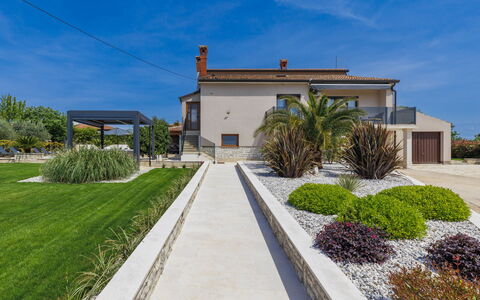 Sara: Plant, Sky, Property, Cloud, Building, Land Lot, Road Surface, Urban Design, House, Residential Area