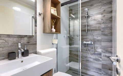 Sara: Mirror, Tap, Sink, Property, Plumbing Fixture, Bathroom Sink, Bathroom, Shower Head, Building, Interior Design