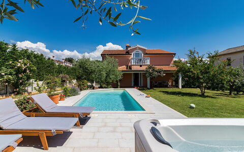 Petar: Property, House, Real Estate, Building, Swimming Pool, Residential Area, Estate, Home, Sky, Architecture