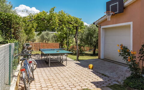 Petar: Bicycle, Building, Plant, Sky, Property, Wheel, Bicycle Wheel, Road Surface, Window