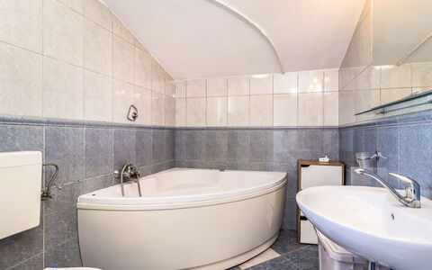Petar: Bathtub, Plumbing Fixture, Mirror, Tap, Property, Sink, Bathroom, Building, Architecture, Interior Design