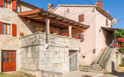 Villa Paula: Plant, Window, Building, Sky, Wood, House, Cottage, Neighbourhood, Flower, Residential Area