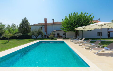 Tijan: Water, Sky, Property, Daytime, Swimming Pool, Plant, Window, Building, Azure, Rectangle