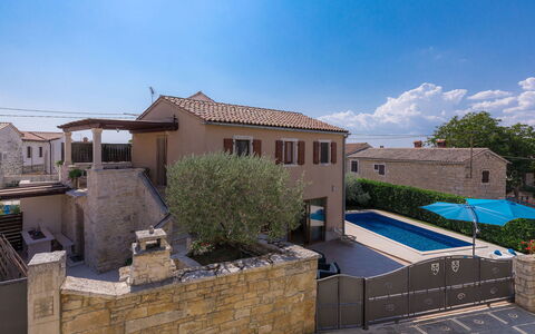 Paula: Property, Residential Area, Home, Sky, House, Real Estate, Building, Wall, Estate, Swimming Pool