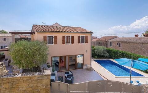 Paula: Property, House, Building, Home, Real Estate, Residential Area, Villa, Sky, Estate, Roof