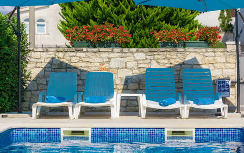 Paula: Water, Daytime, Property, Furniture, Plant, Blue, Green, Azure, Swimming Pool, Rectangle