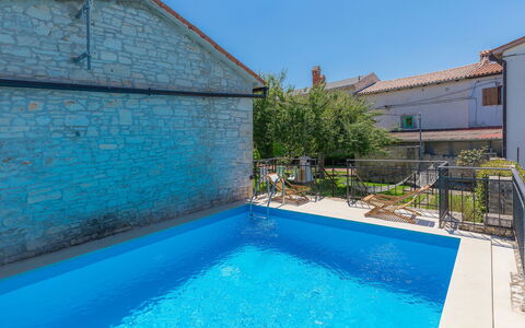 Toni: Water, Plant, Building, Property, Swimming Pool, Blue, Sky, Azure, Shade, Body Of Water