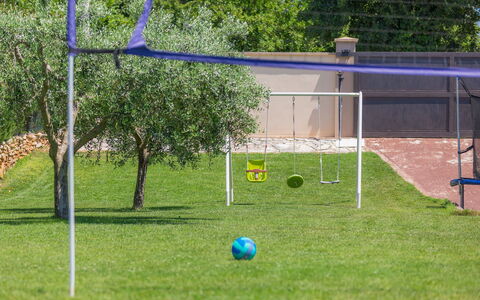 Andrea: Plant, Sports Equipment, Tree, Land Lot, Shade, Biome, Grass, Leisure, Recreation