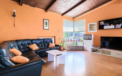 Cherry: Couch, Wood, Interior Design, Flooring, Studio Couch, Floor, Comfort, Table, Living Room, Wall