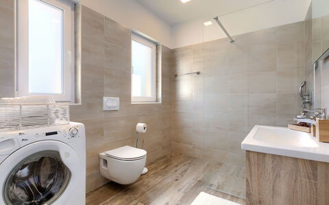 Gea: Laundry Room, Plumbing Fixture, Clothes Dryer, Washing Machine, Tap, Window, Building, Bathroom, Sink
